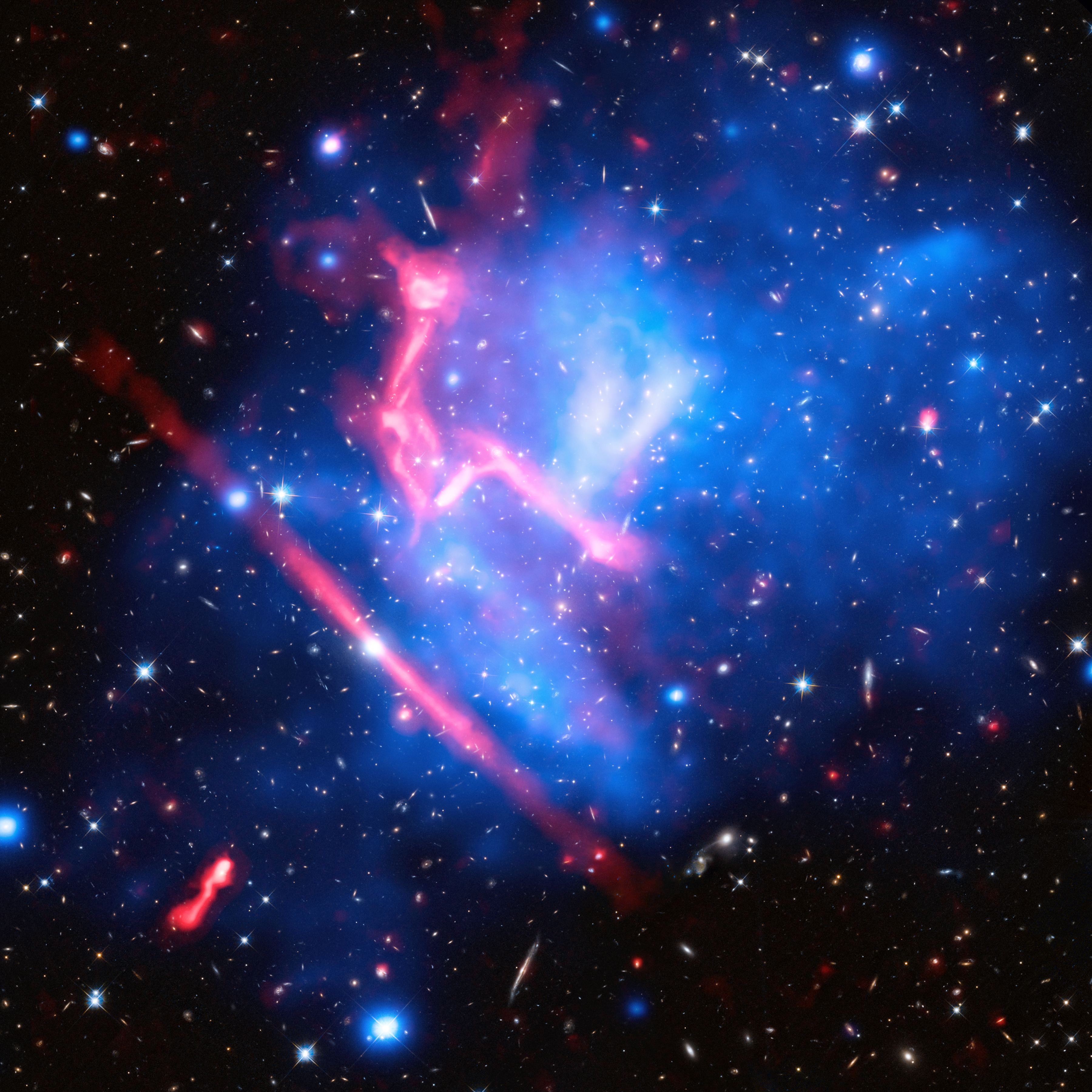 Frontier Fields Projesi'ndeki galaksi kümelerinden birisi, MACS J0717'nin çoklu dalga boyu sahte renk görüntüsü